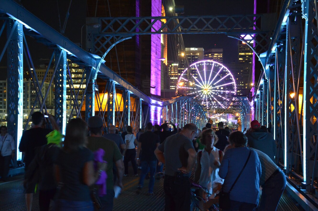 Crossing the Ohio River wasn't easy because of the crowds.